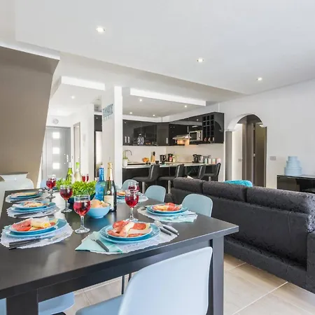 Del Conde By فيلة