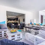 Del Conde By וילה